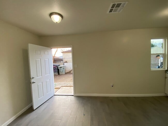 Building Photo - Charming 2 BD 1 BA House in Central SW Bakersfield