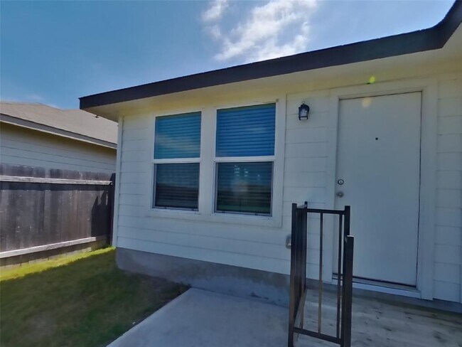 Building Photo - 5120 Saddle Clb Dr