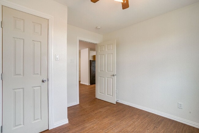 Building Photo - Updated Duplex in Weatherford with large y...