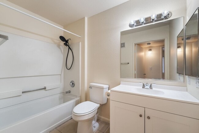 Building Photo - Spacious Condo with Resort-Style Amenities!