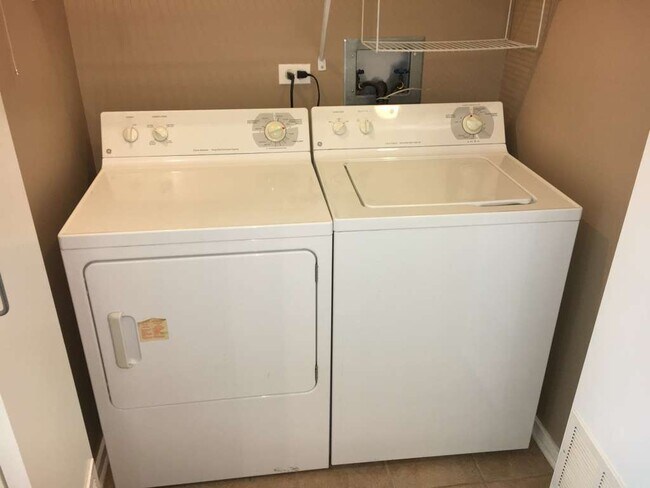 Building Photo - 130 S Canal St