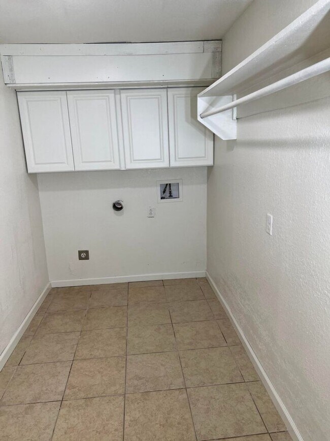 Building Photo - PRE-LEASING FOR FALL: Check out this Renov...