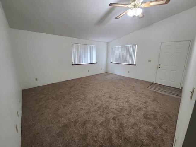 Building Photo - 3Bd/2Ba Single Story House - Available to ...