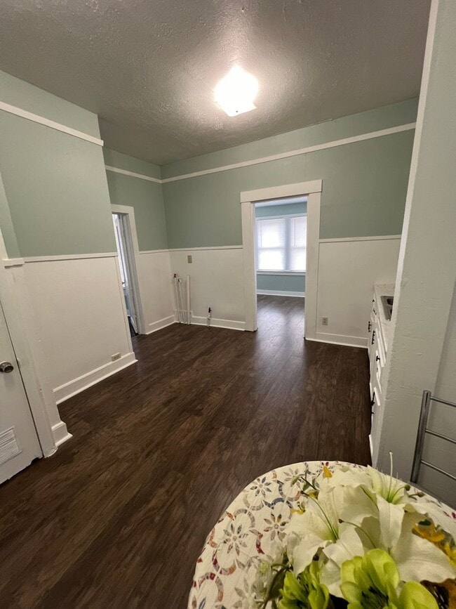 Building Photo - 2/1 Cottage in Great Location!