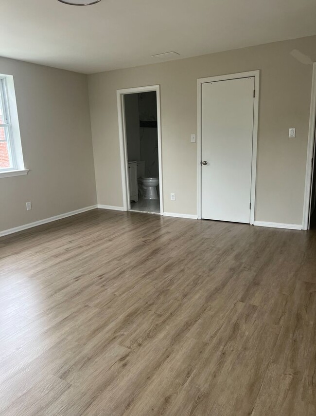Building Photo - Renovated 3 Bedroom 3 Bathroom Single Fami...
