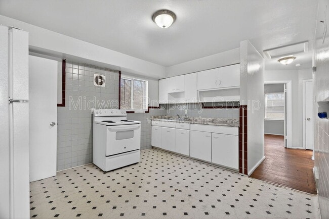 Building Photo - 5900 Sheriton Dr