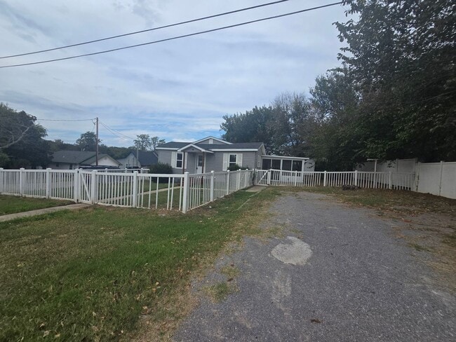 Building Photo - 1 Bedroom 1 Bath Home in Shawnee!