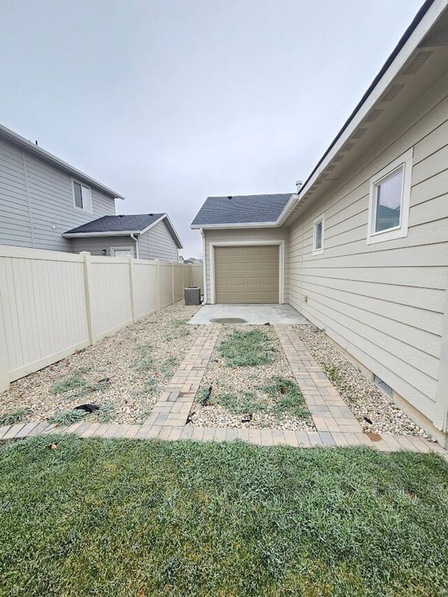 Building Photo - 3 Car Garage Home near Ten Mile!!