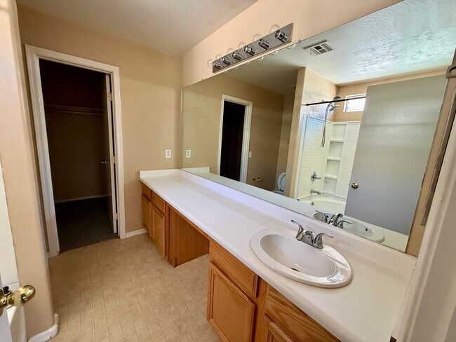 Building Photo - spacious 4-bedroom, 3-bathroom house is perfect for those looking for a comfortable and convenien...