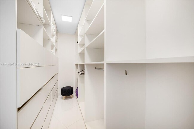 Building Photo - 15901 Collins Ave