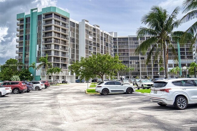 Building Photo - 400 Leslie Dr