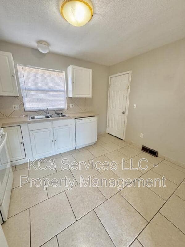 Building Photo - 208 SW 6 St