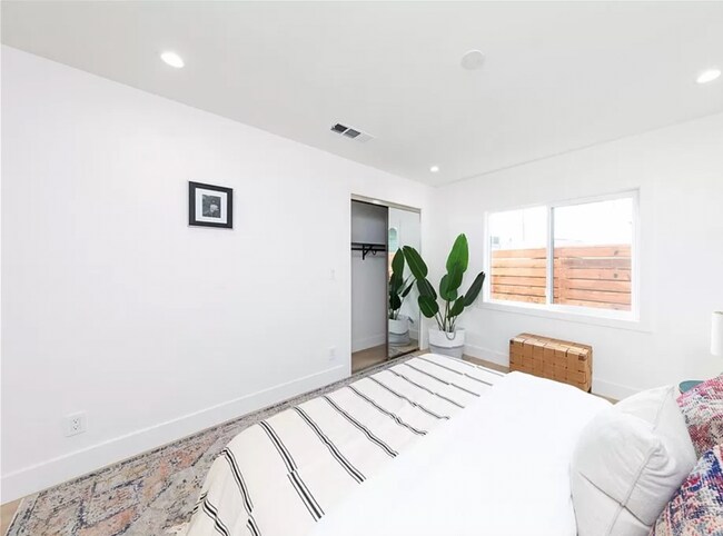 Master bedroom - 1593 Yosemite Dr