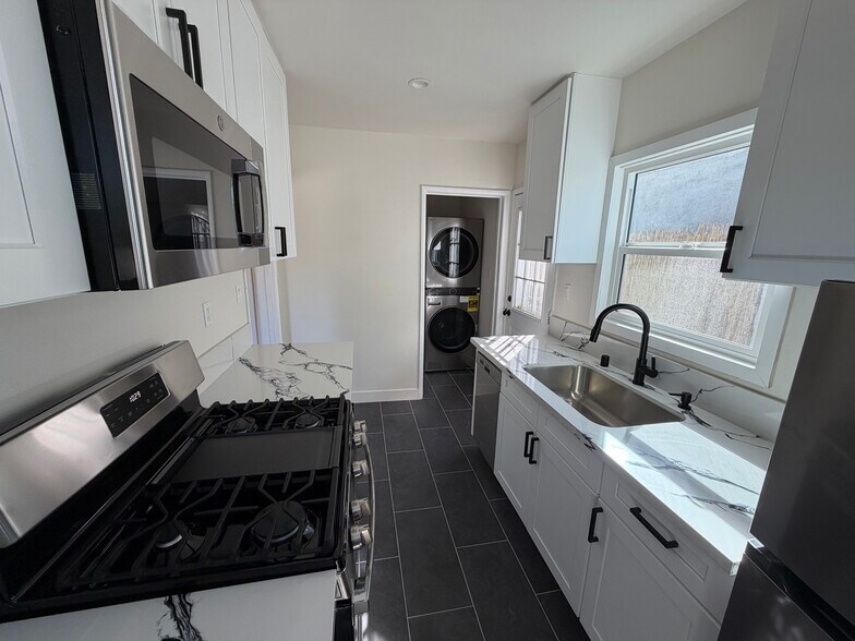 Building Photo - 2922 Glenhurst Ave