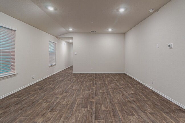 Building Photo - $300 OFF 1ST MONTH RENT IF YOU MOVE IN WIT...