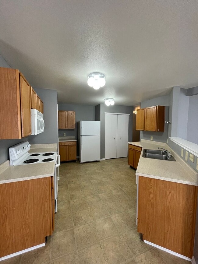 Building Photo - Shelbyville - 3 BR  home with loft