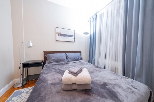 Building Photo - 230 W 113th St