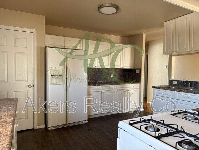 Building Photo - 343 E Bond Ct