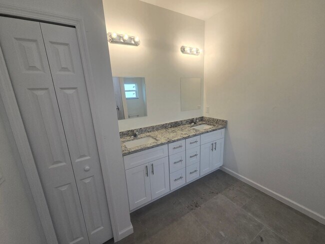 Building Photo - Large 3 Bedroom, 2 Bath + Den
