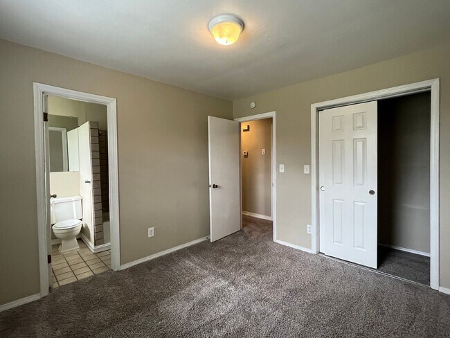 Building Photo - 3 Bedroom 2 Bathroom House!