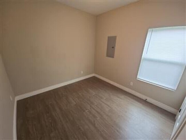 Building Photo - 5519/23 N Edwards Cir