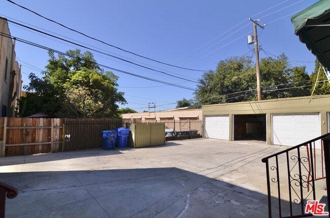 Building Photo - 2021 N Vermont Ave