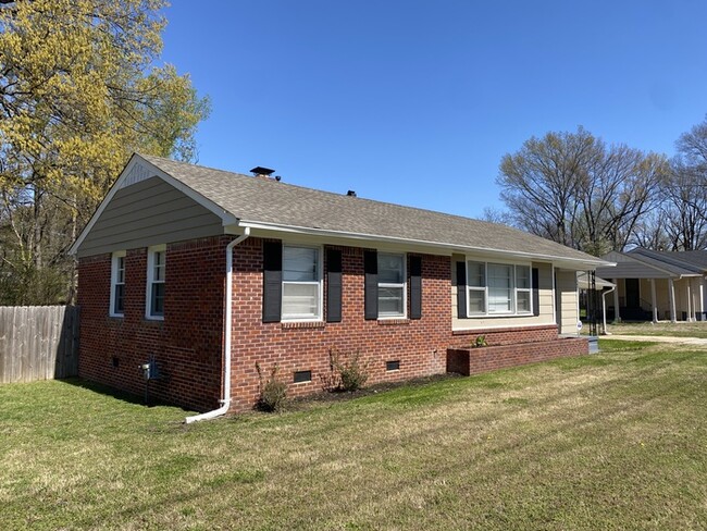 Building Photo - 1064 E Shelby Dr Memphis, TN 38116