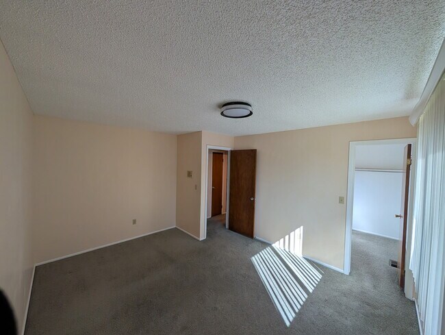 Building Photo - 15650 E Hamilton Pl