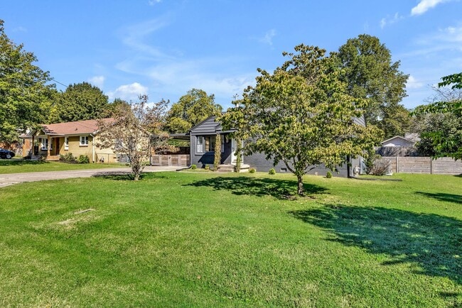 Building Photo - Beautifully furnished short-term rental in...