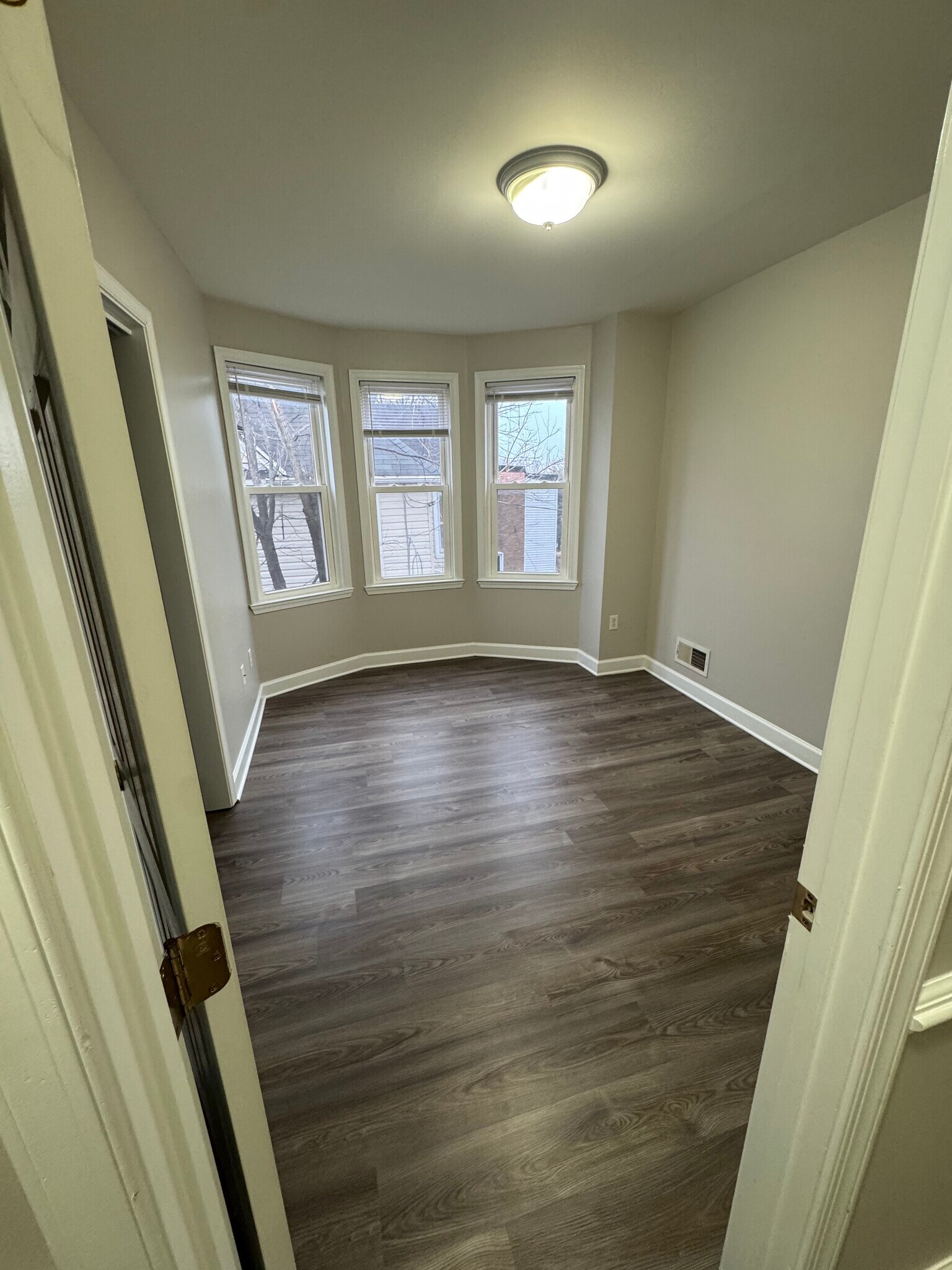 Building Photo - 414 S Augusta Ave