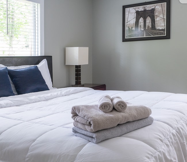 Building Photo - Long-Term/Mid-Term/Short-Term rental, Foxc...