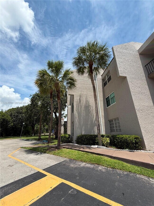 Building Photo - 3100 Riverside Dr