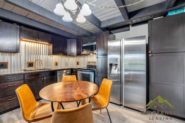 Building Photo - Treehouse Condo - 3rd floor Modern 2 Bedro...