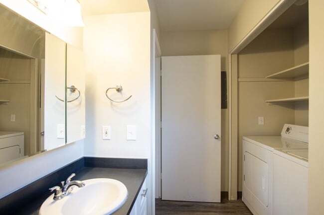 Building Photo - Fantastic Lake Oswego 2Bdr w/Fireplace, Dishwasher & W/D + Balcony