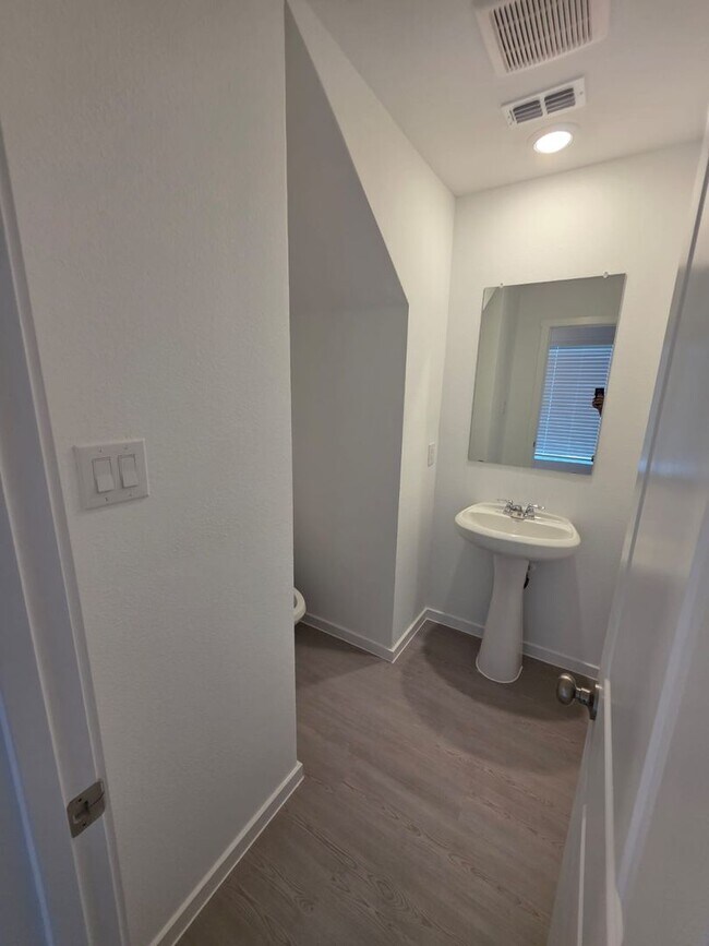 Building Photo - NEWLY BUILT 3 bedroom 2.5 Bath *2 MONTHS O...