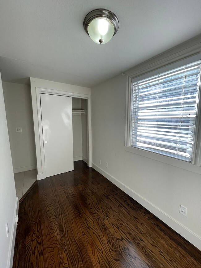 Building Photo - Great Upper Unit