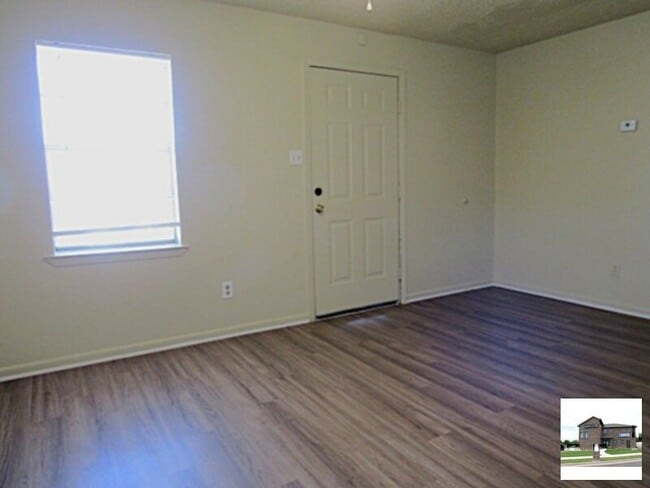 Building Photo - 804 Hackberry St