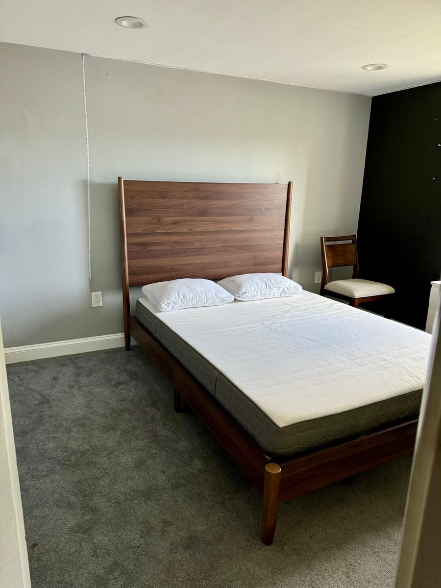 Building Photo - 869 Saratoga St