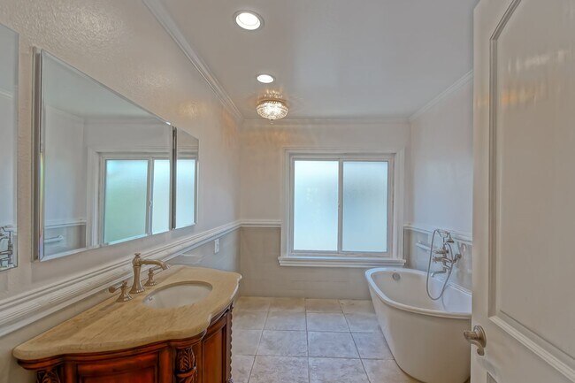 Building Photo - BRIGHT & AIRY, REAR-UNIT TOWNHOUSE W/ SPACIOUS PATIO, BALCONY & HUGE 2-CAR GARAGE IN GATED COMMUN...