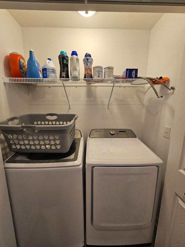 Building Photo - Newer Construction, 3 Bedroom Townhome!