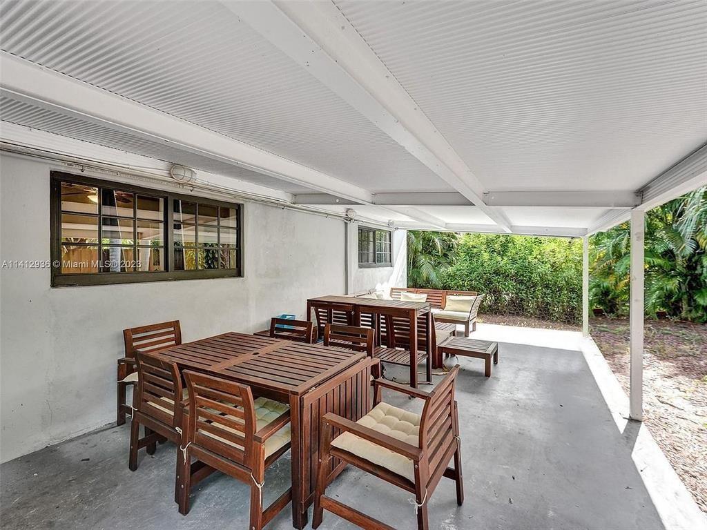 Building Photo - 2500 NE 19th St