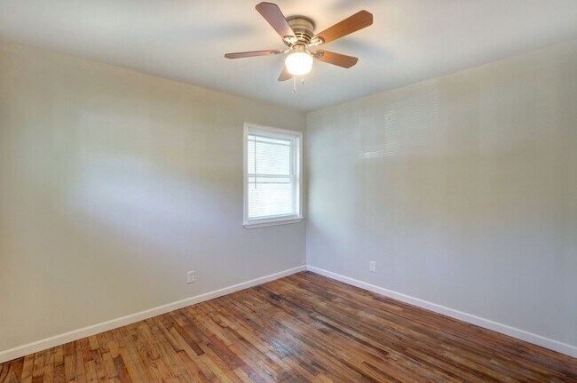 Building Photo - Nice Three Bedroom Single Family - Fenced ...