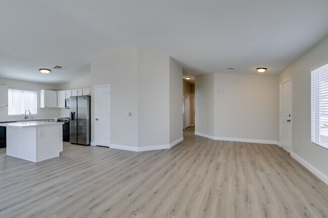 Building Photo - Stunning 3 bedroom, 2 bathroom house located in Silverado Ranch.