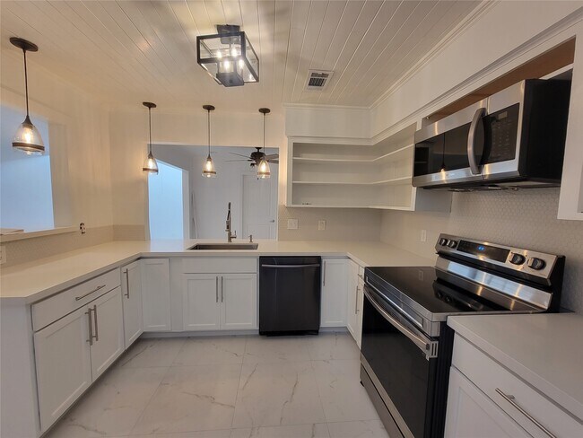 Building Photo - 1808 Saxony Ln