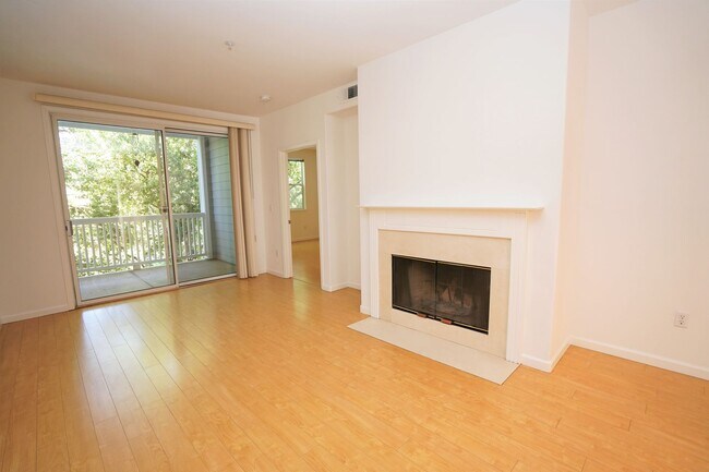 Building Photo - Beautiful & Spacious Condo in Desirable Sunnyvale Location!