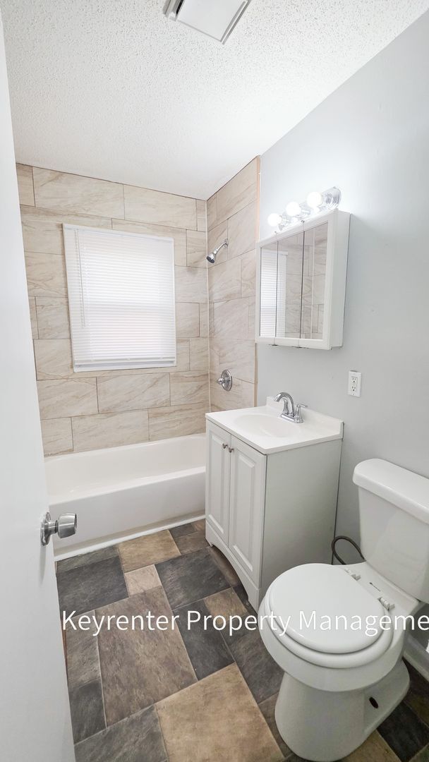 Building Photo - 3 Bed 1 Bath ready to rent!