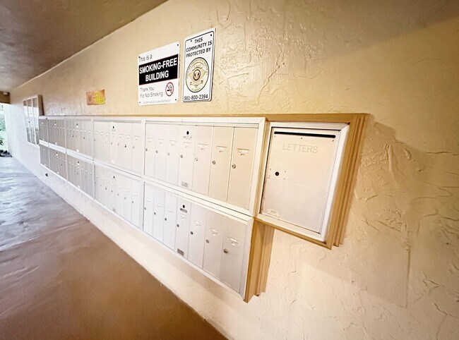 Building Photo - 600 Village Green Ct