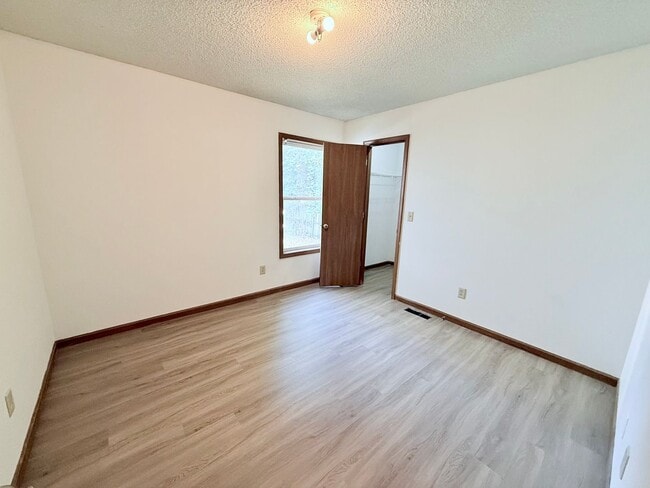 Building Photo - Great 3 Bed 2 Bath 2 Car Garage Flat Duplex- Pets ok!