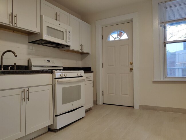 Building Photo - 10 Barrows St