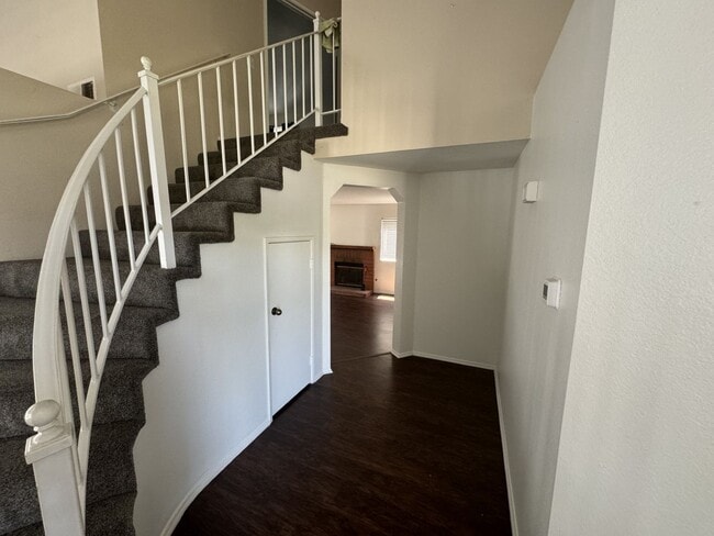 Building Photo - 4 bed 3 full bath house with 3 car attache...